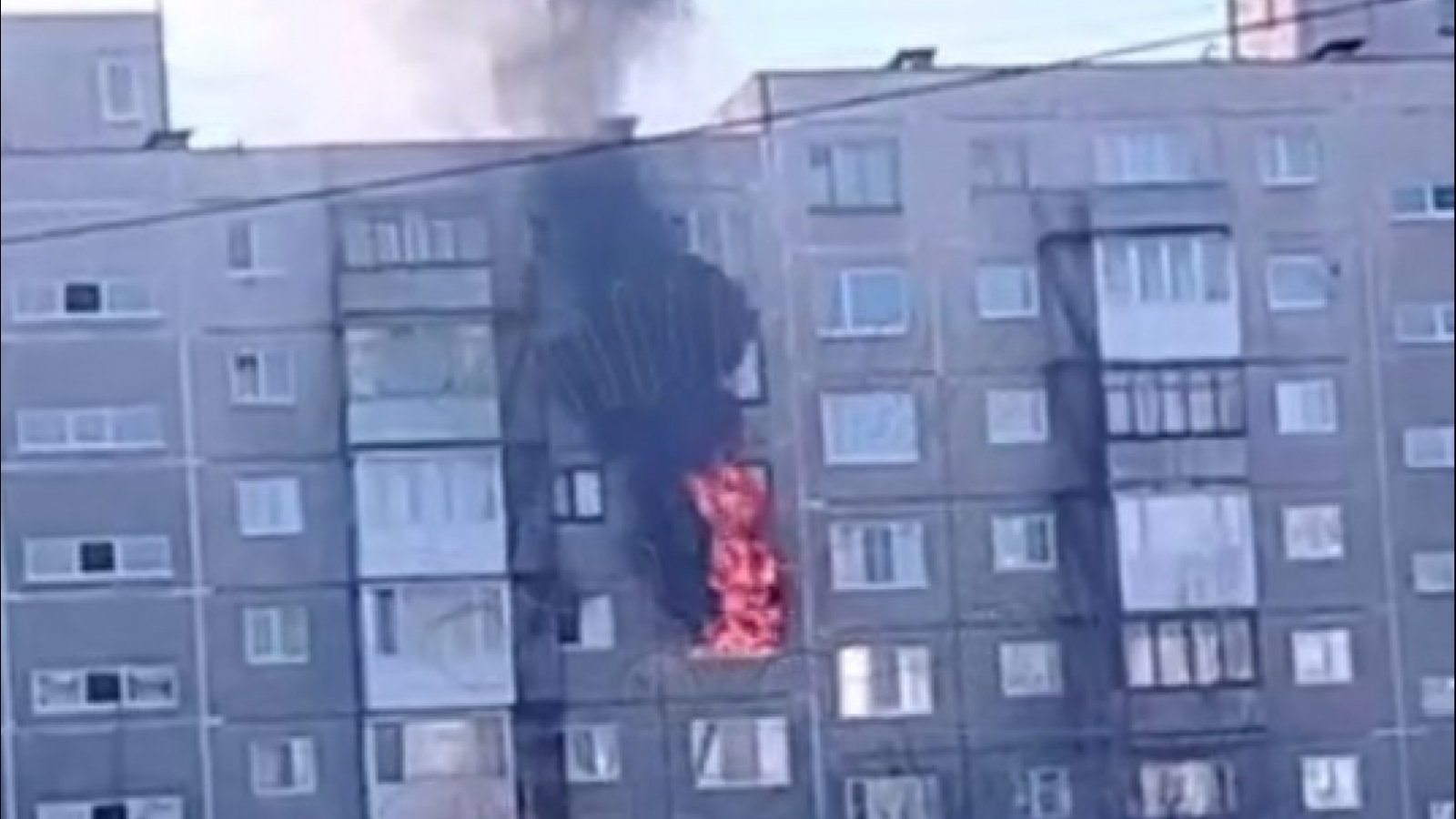 В Мурманске горит квартира в многоэтажке [видео]
