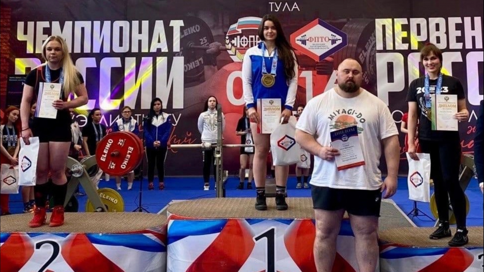 Пауэрлифтеры из Мурманска стали серебряными призёрами России