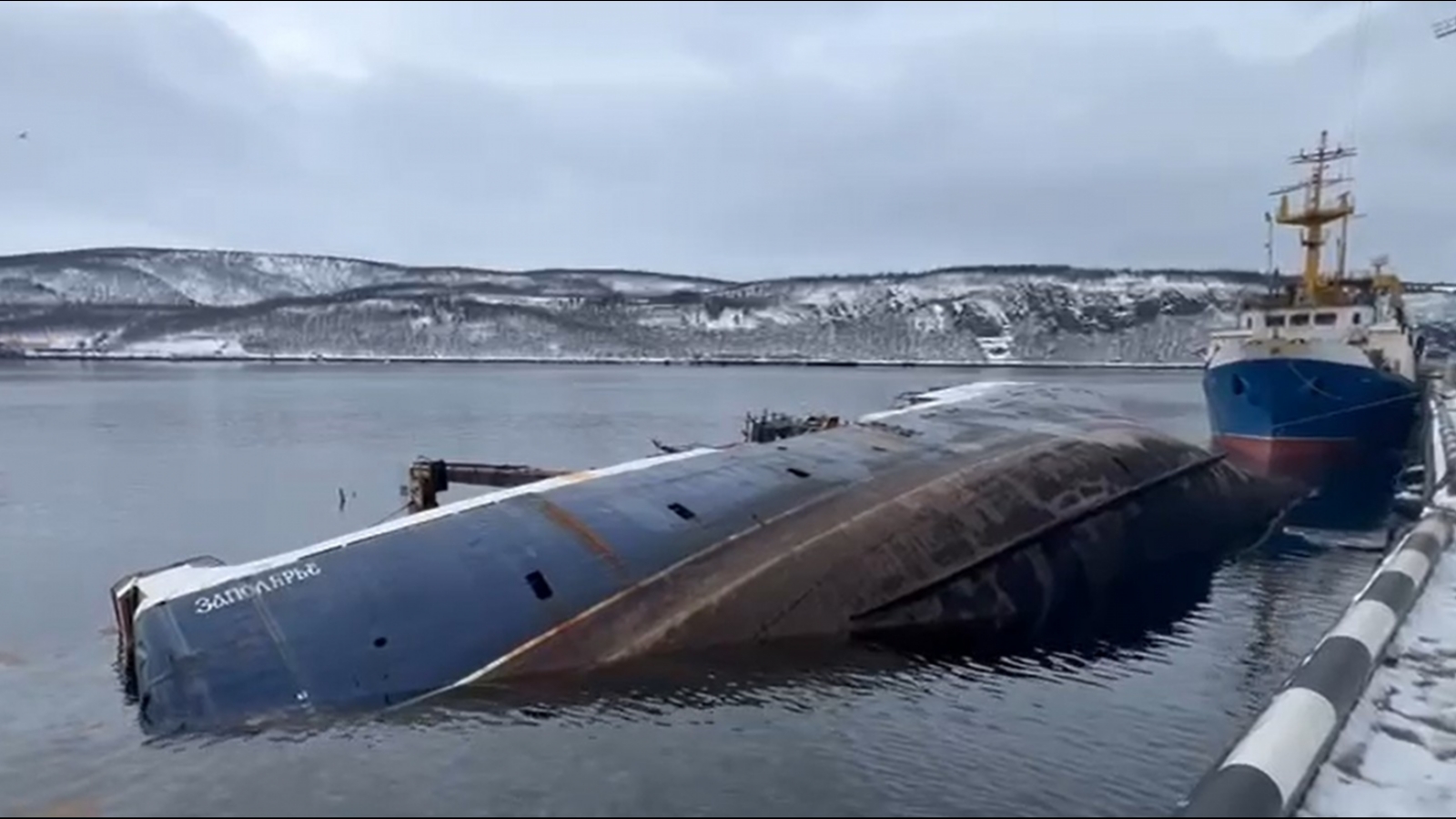 Транспортная прокуратура проводит проверку подтопления судна в Мурманске [видео]