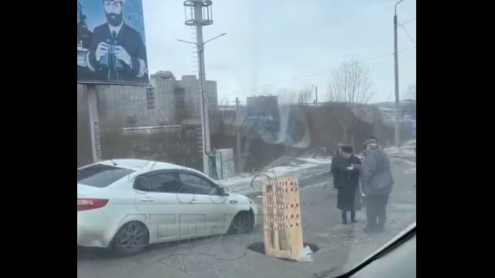 Легковушка провалилась под асфальт на дороге в Мурманске