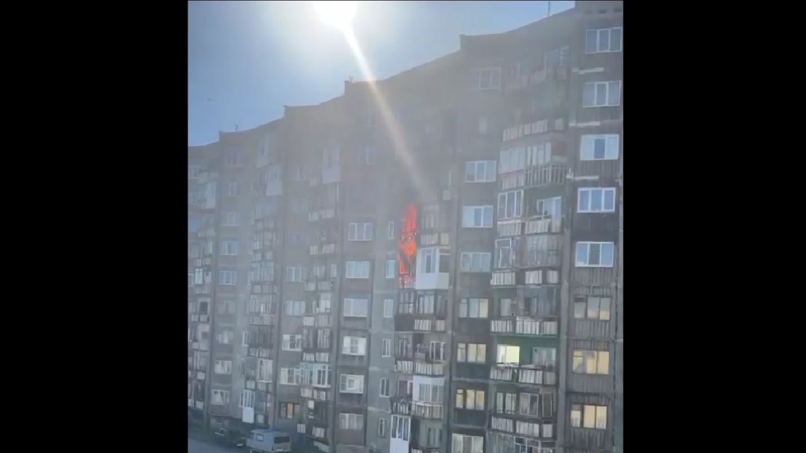 В Снежногорске полыхает балкон [видео]