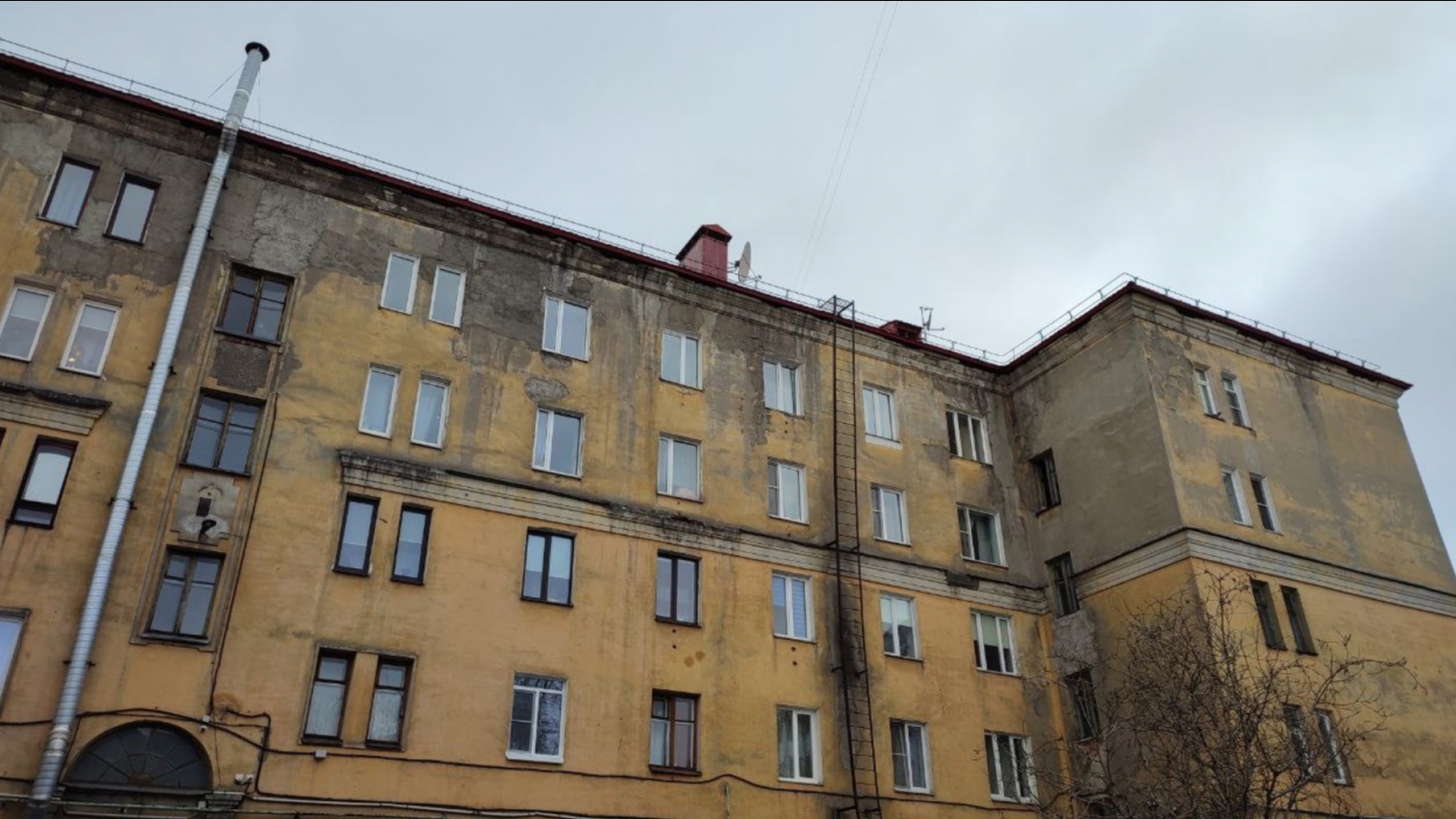 На Володарского в Мурманске рушится фасад жилого дома