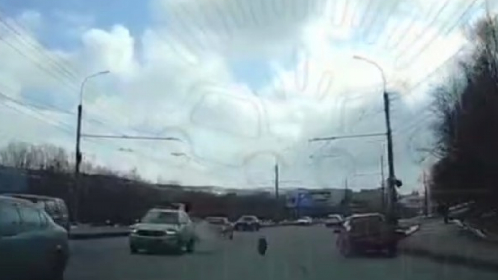 Момент аварии с отлетевшим колесом в Мурманске попал на [видео]