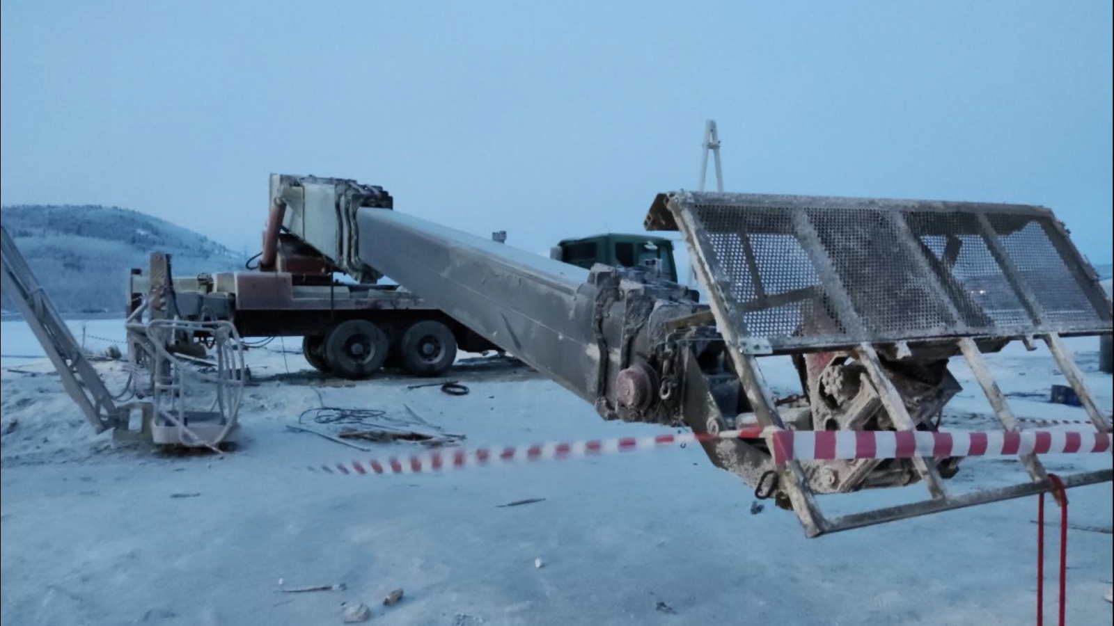 Электромонтажник в Заполярье упал с высоты из-за неисправной автовышки