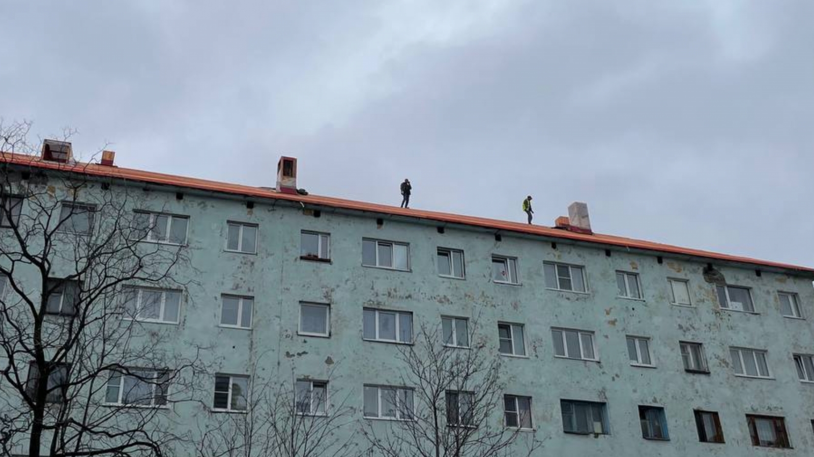 В Мурманске рабочие снова ремонтируют крышу без страховки