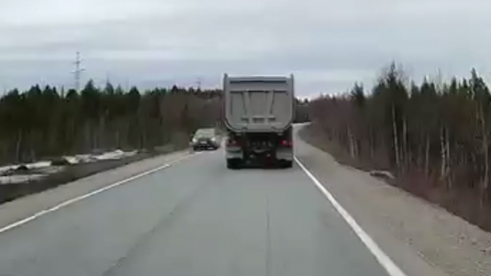На «Серебрянке» грузовики устраивают гонки [видео]