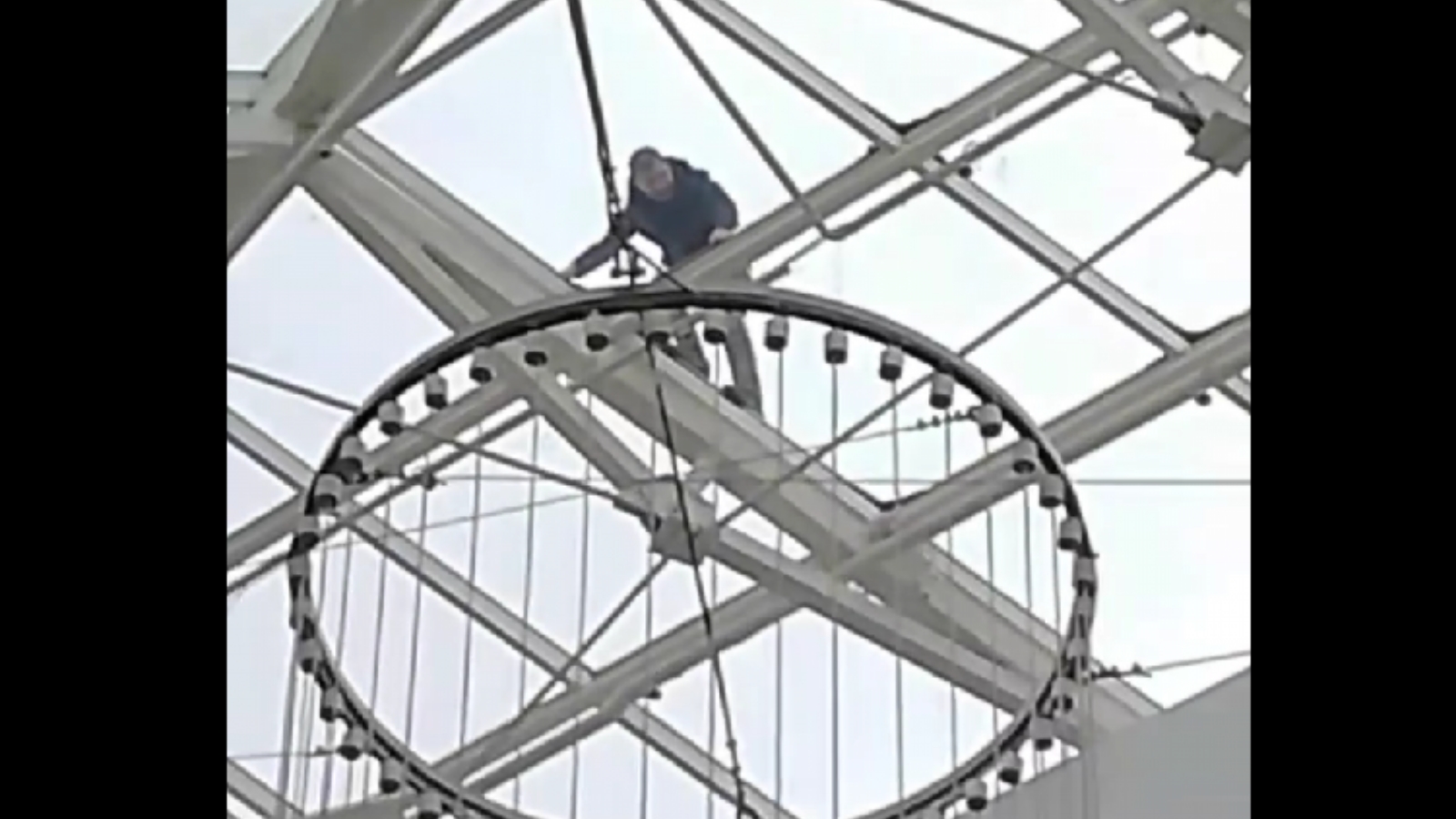 Мужчина залез на крышу «Мурманск Молла» без страховки [видео]