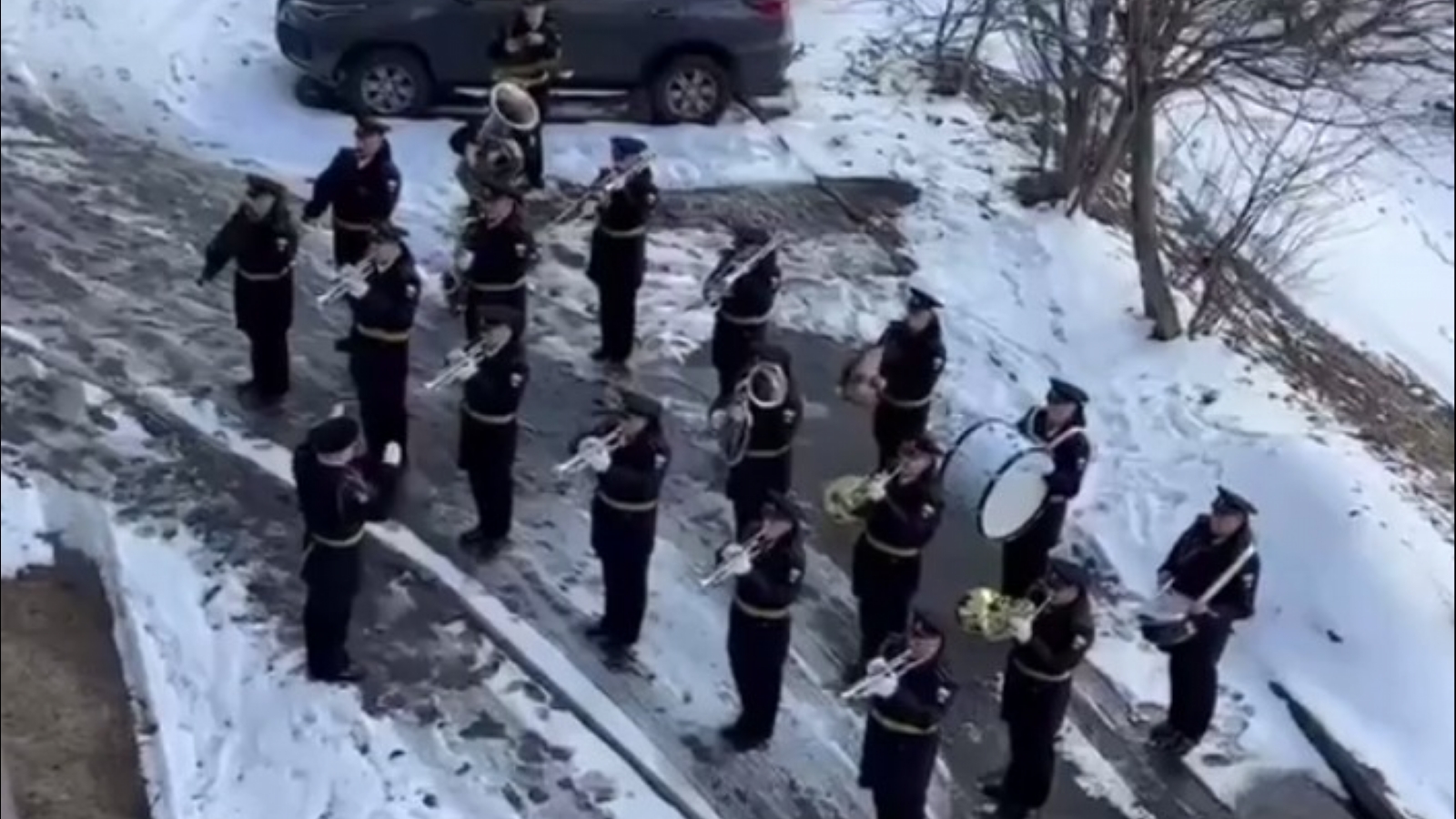 Оркестр играл для ветерана Великой Отечественной войны в Мурманске [видео]
