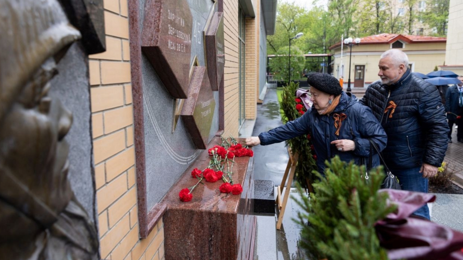 Ветераны и руководство ФосАгро возложили цветы к Стеле Памяти