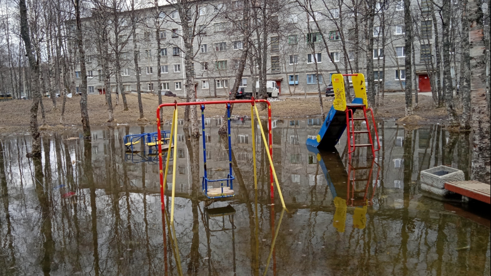В Ковдоре детская площадка ушла под воду [видео]