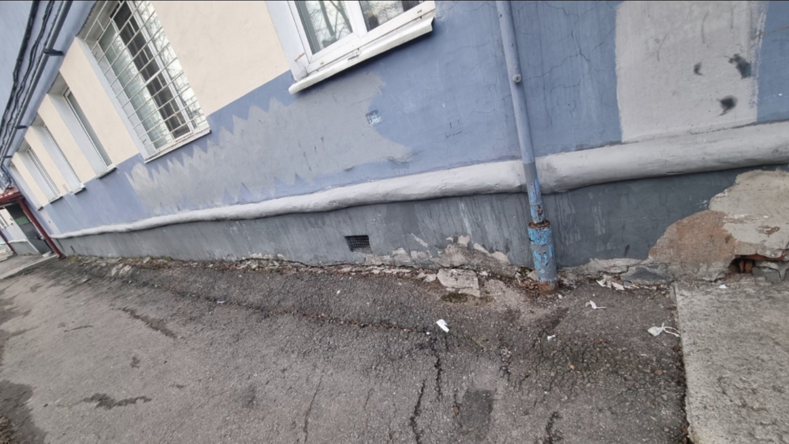 Мэрия отреагировала на жалобу о разваливающемся доме в Мурманске