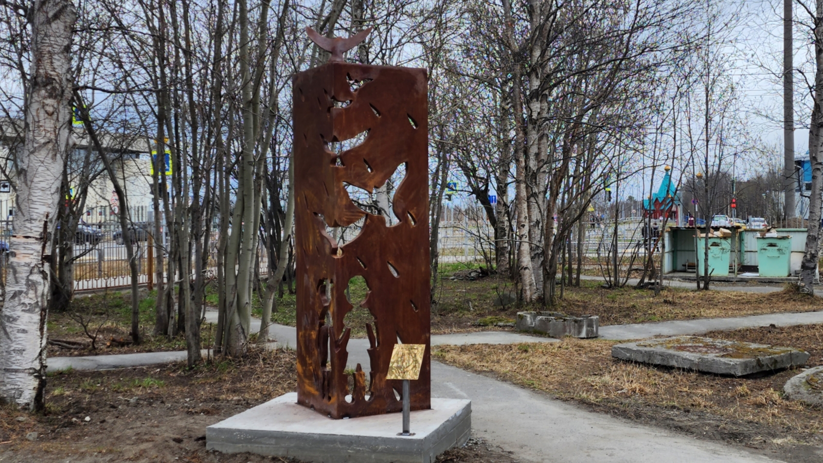 В Апатитах установили стелу в память о пропавших детях