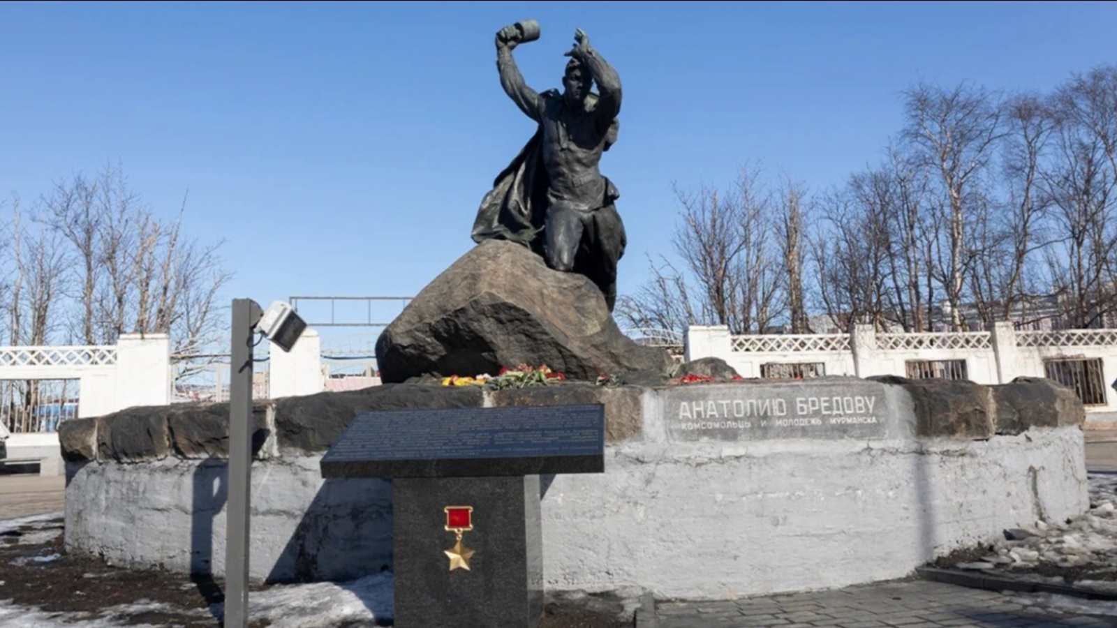 Памятник Анатолию Бредову появился в Мурманске 66 лет назад