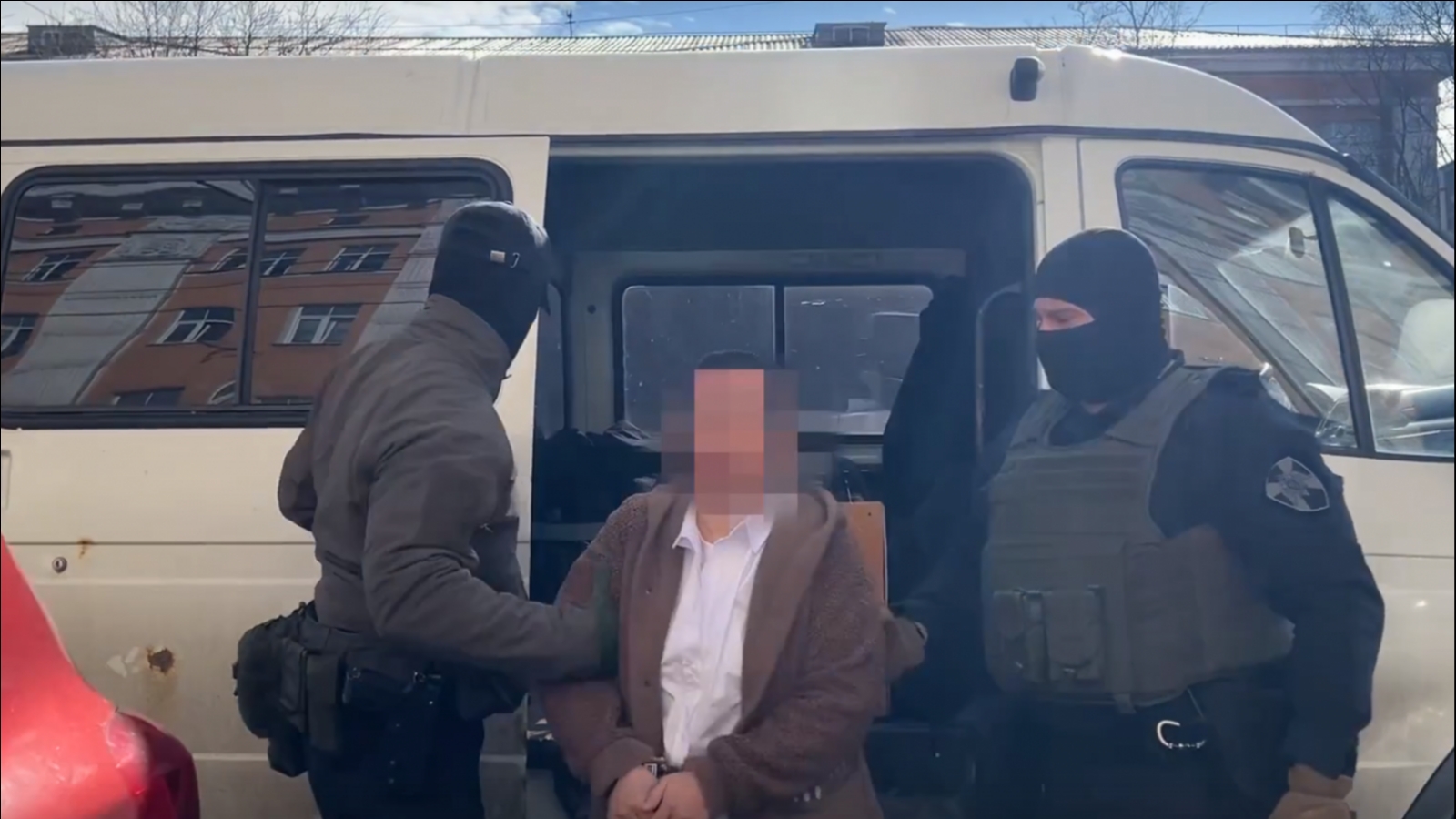 Задержание помогавшей мигрантам жительницы Мурманска сняли на [видео]
