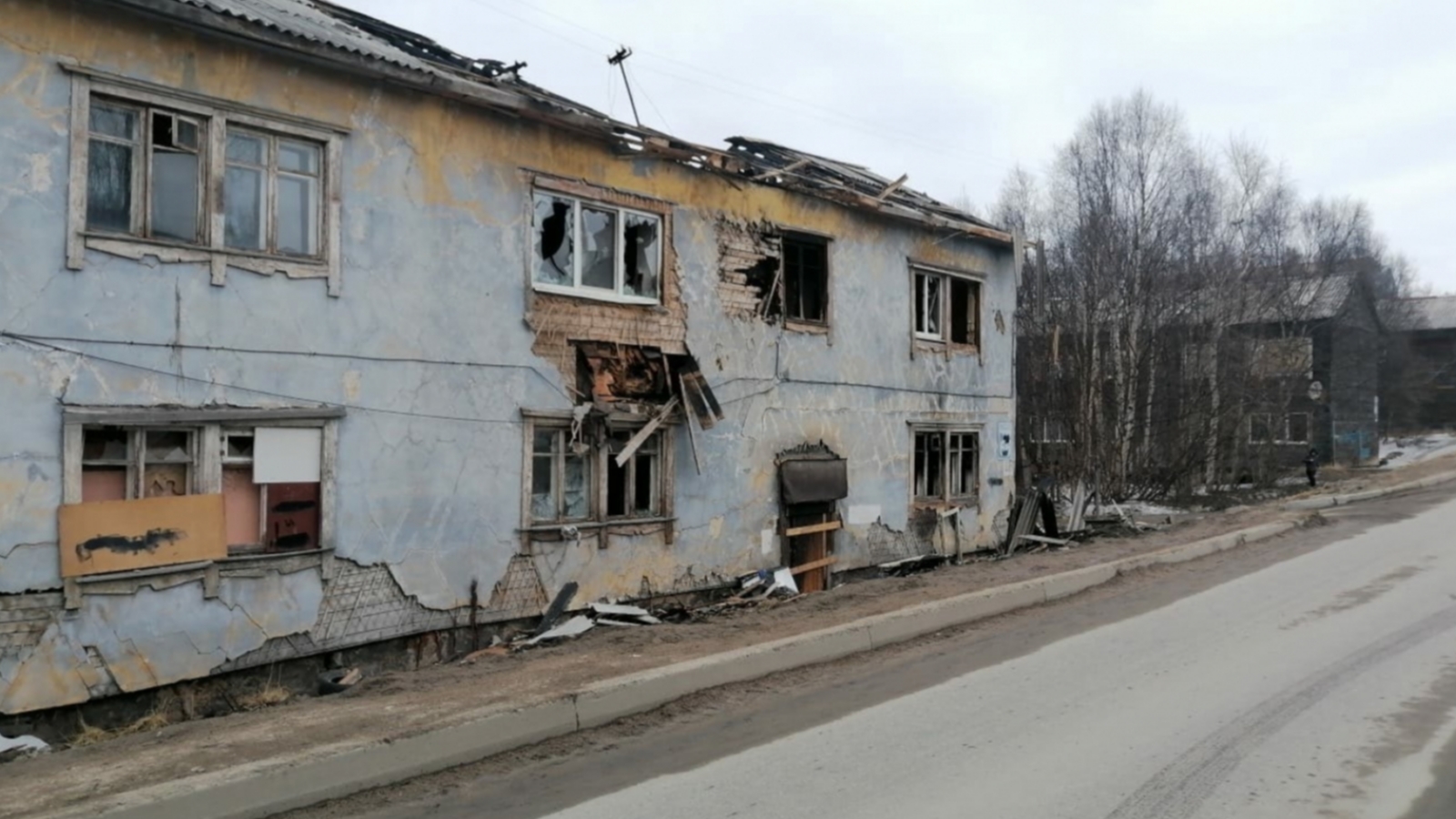 Опасную «заброшку» на Радищева в Мурманске обещают расселить до 2025 года