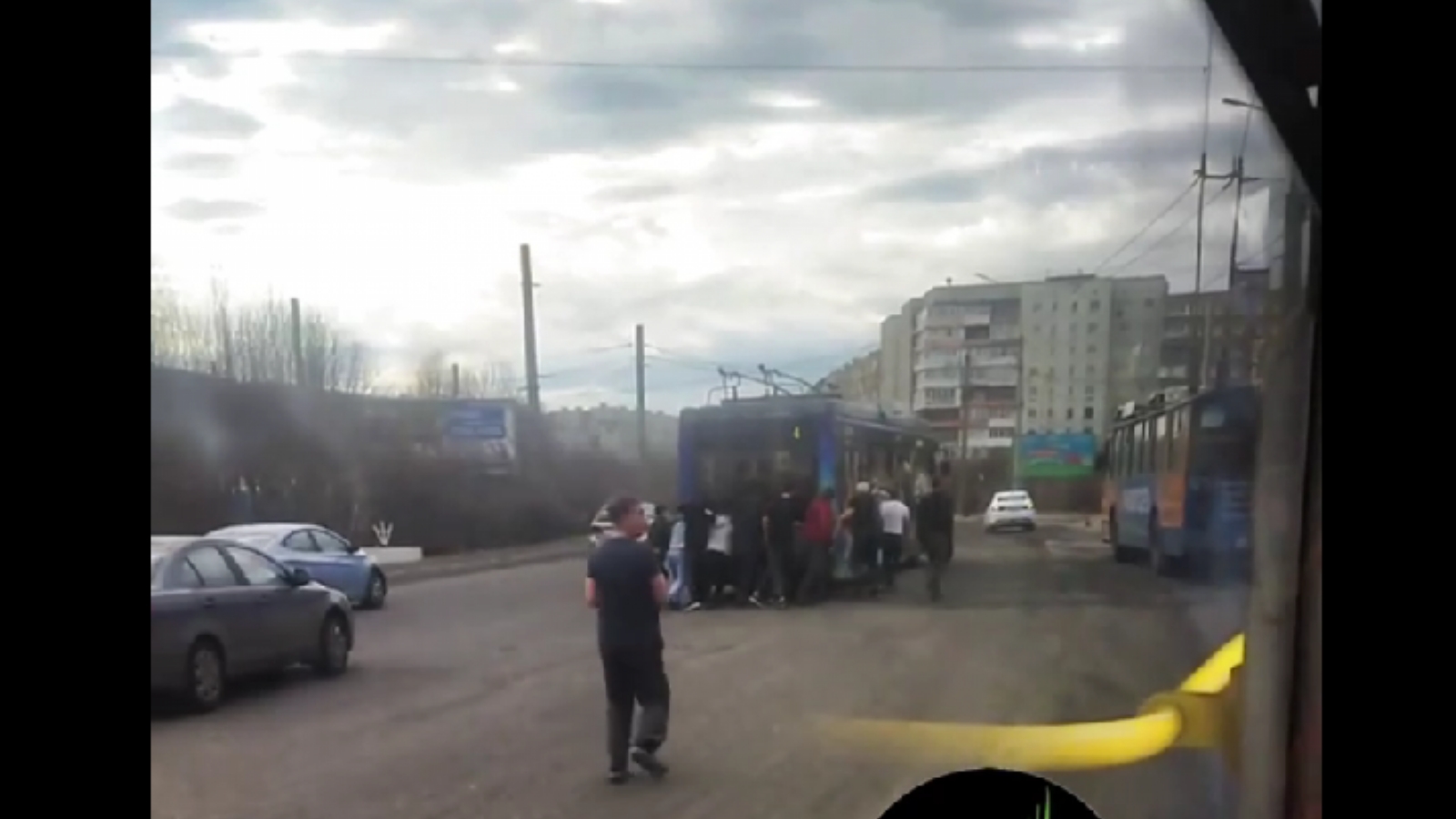 В Мурманске пришлось толкать троллейбус [видео]