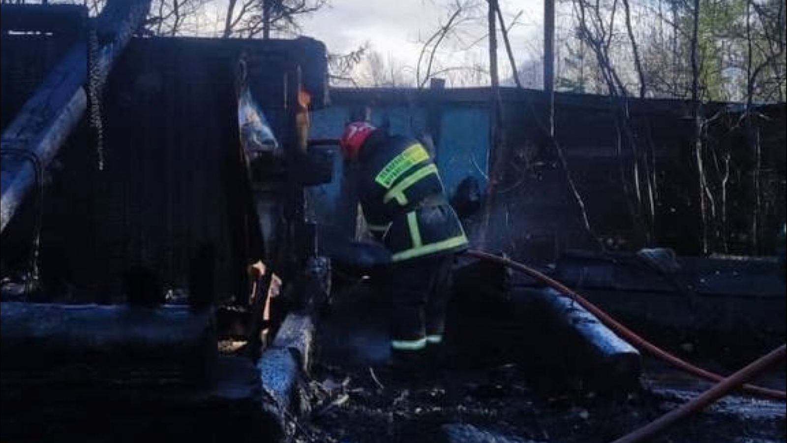В Приречном пять огнеборцев тушили нежилое здание