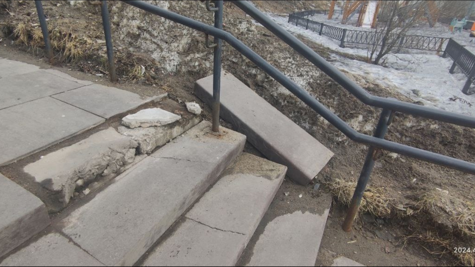 Опасную лестницу на Старостина в Мурманске ремонтировать не будут