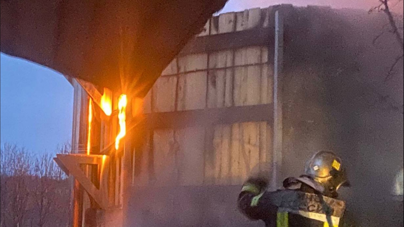 19 спасателей тушили пожар в Долине Уюта в Мурманске