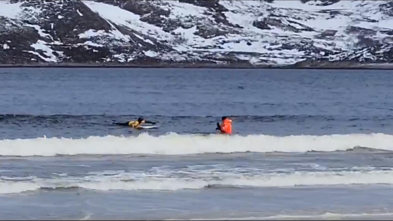 Участнице чемпионата по сёрфингу в Териберке потребовалось помощь спасателя [видео]