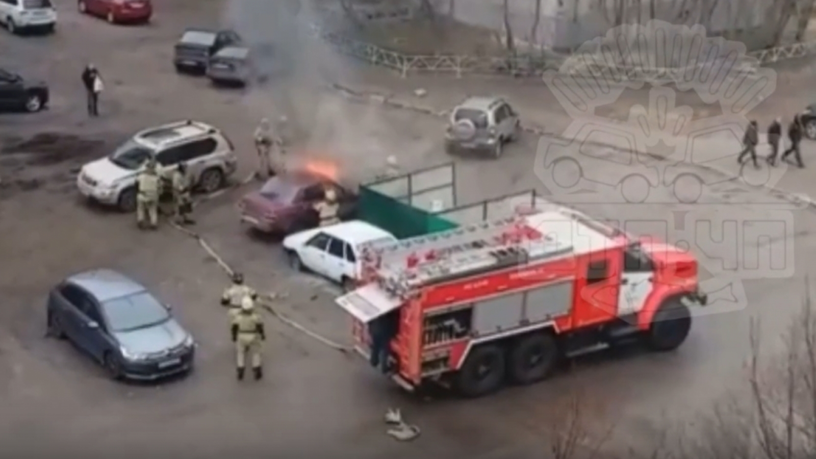 На Бабикова в Мурманске загорелся автомобиль