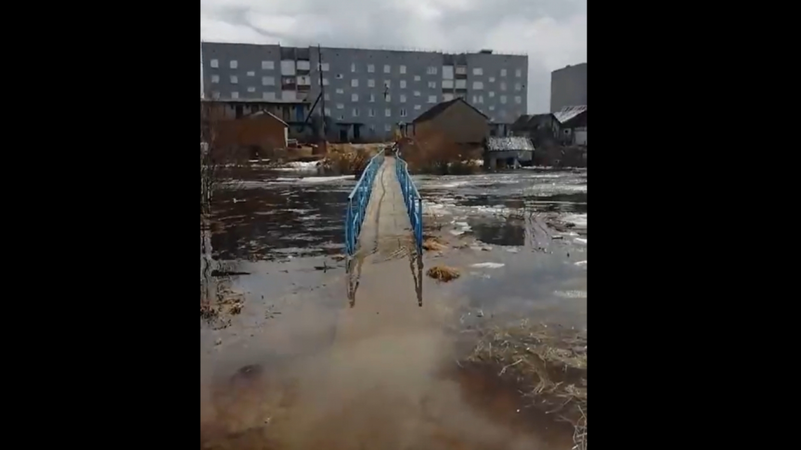 Из-за паводка в Ловозере подтопило мост