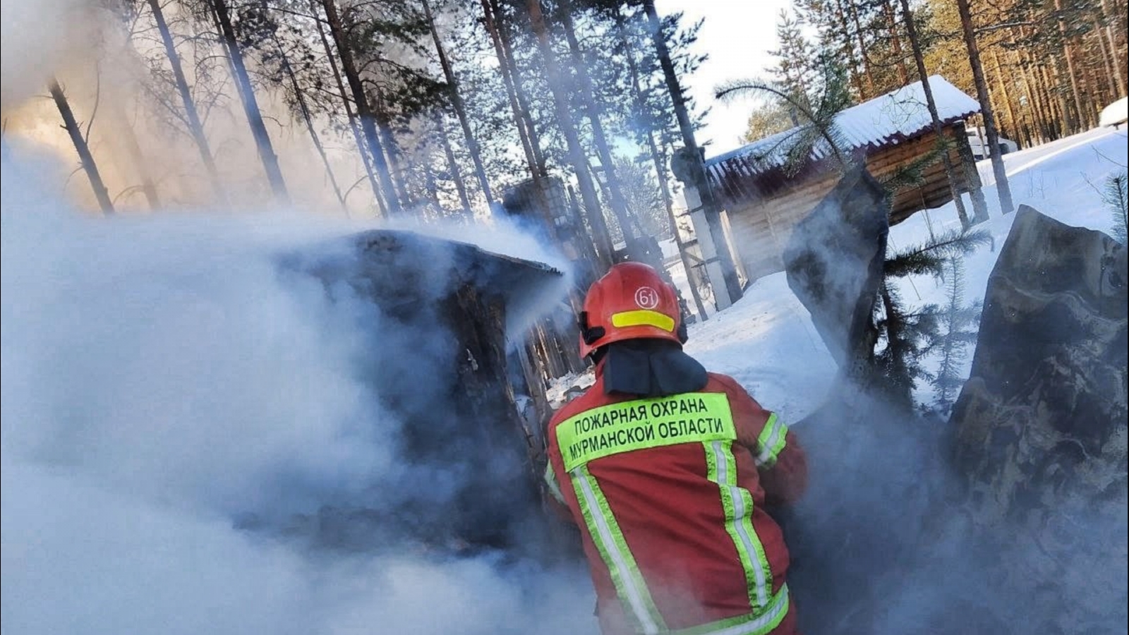 Четыре спасателя ликвидировали пожар в Умбе