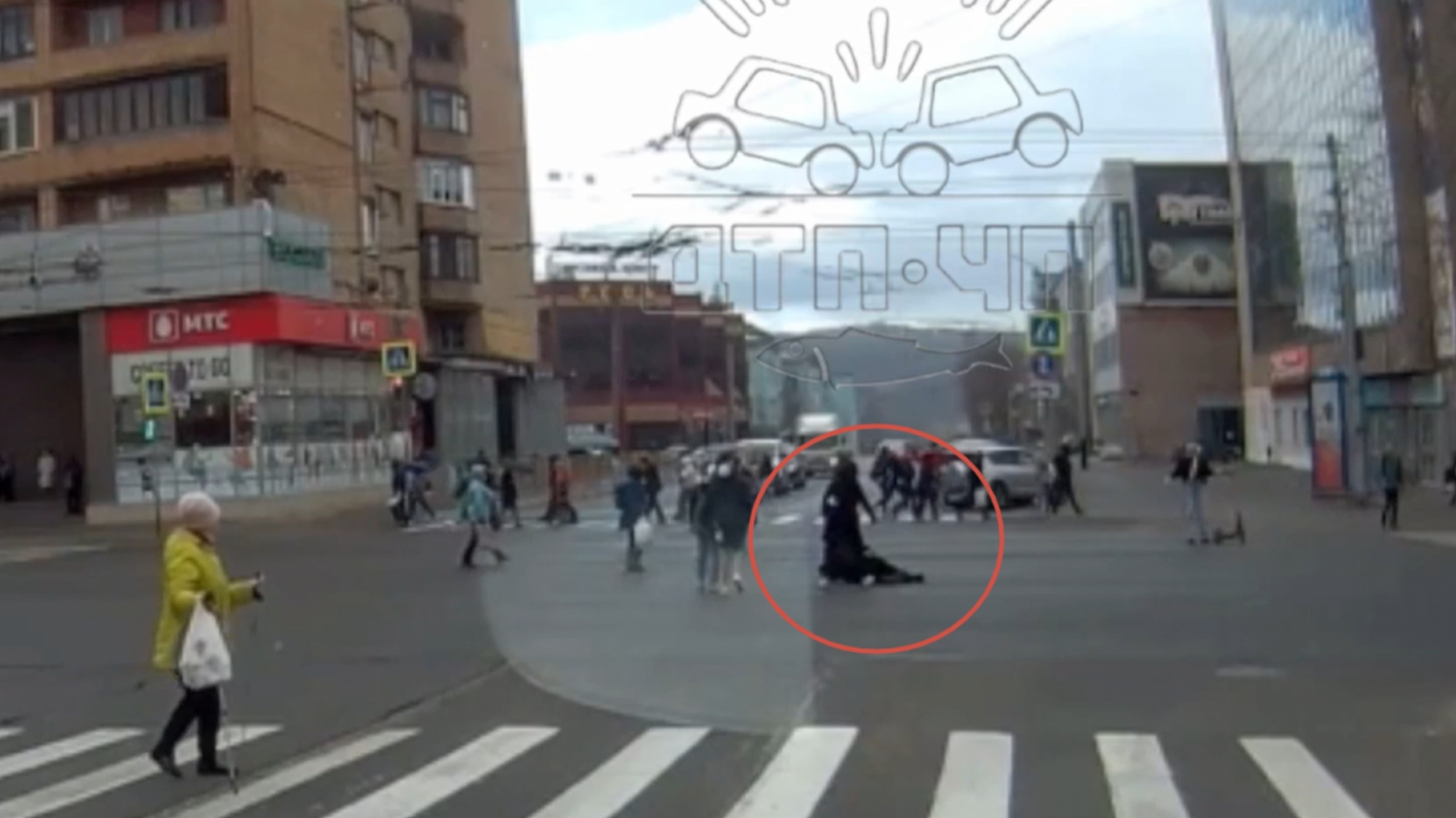 Девушка на самокате сбила пожилого человека в центре Мурманска [видео]