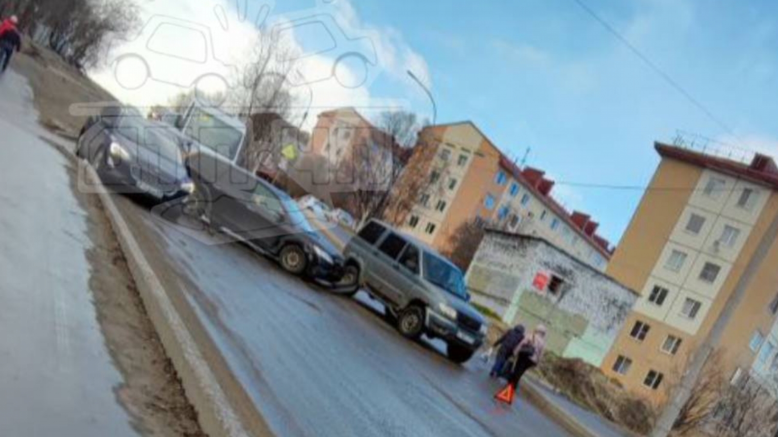 На дороге в Мурманске из-за аварии парализовано движение