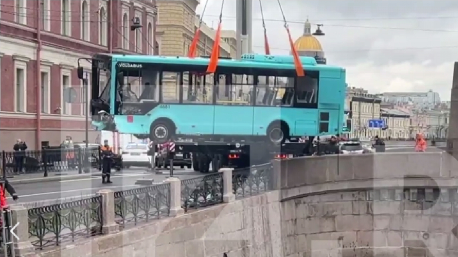В Санкт-Петербурге из Мойки достали автобус [видео]