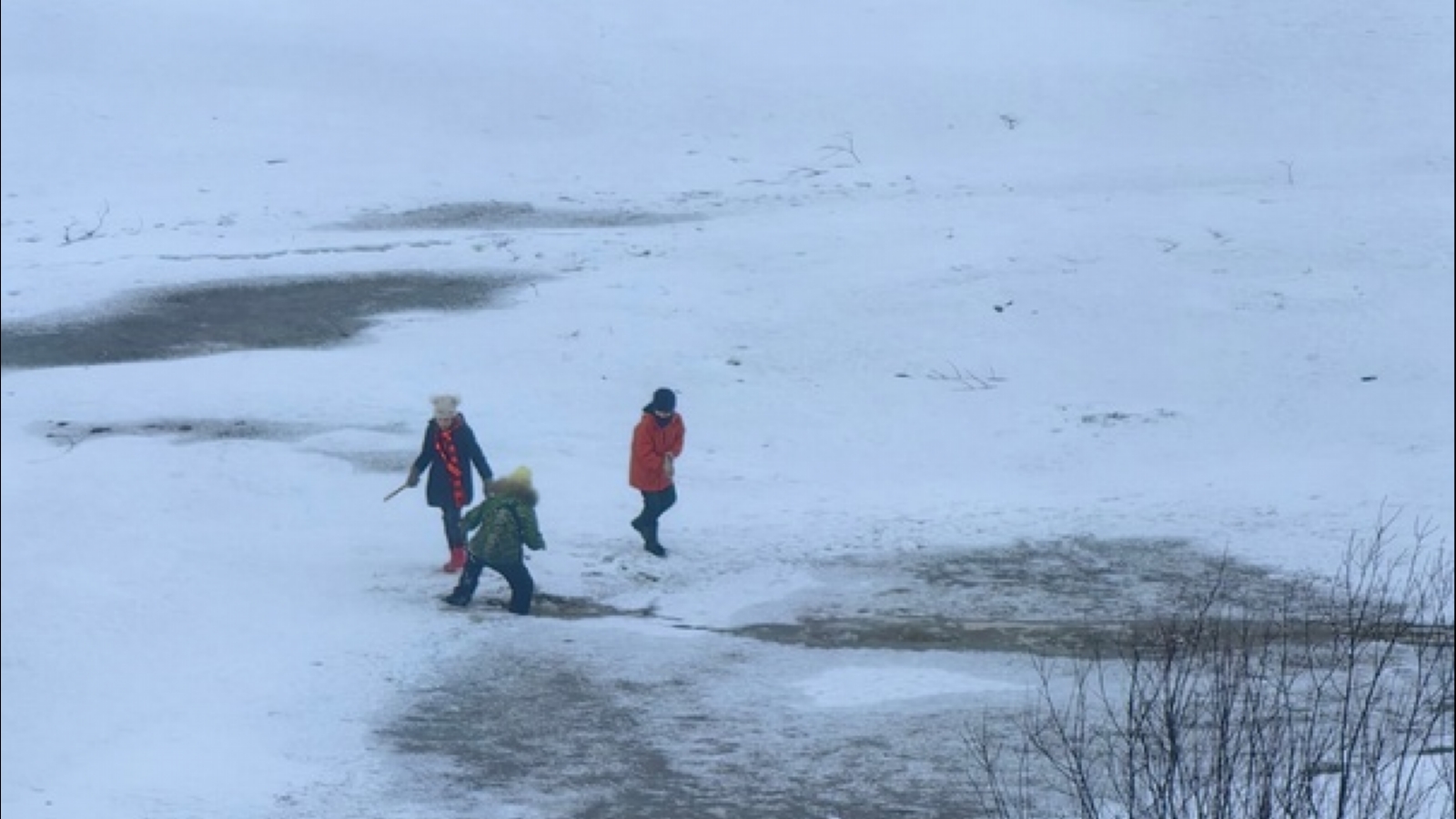В Мурманске дети проверяют лёд на прочность