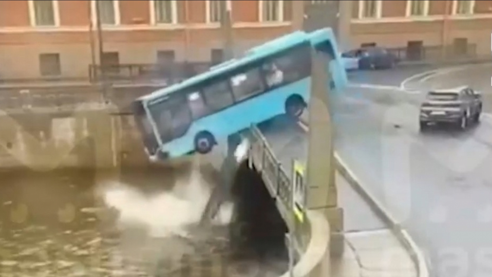 Автобус в петербурге упал в мойку