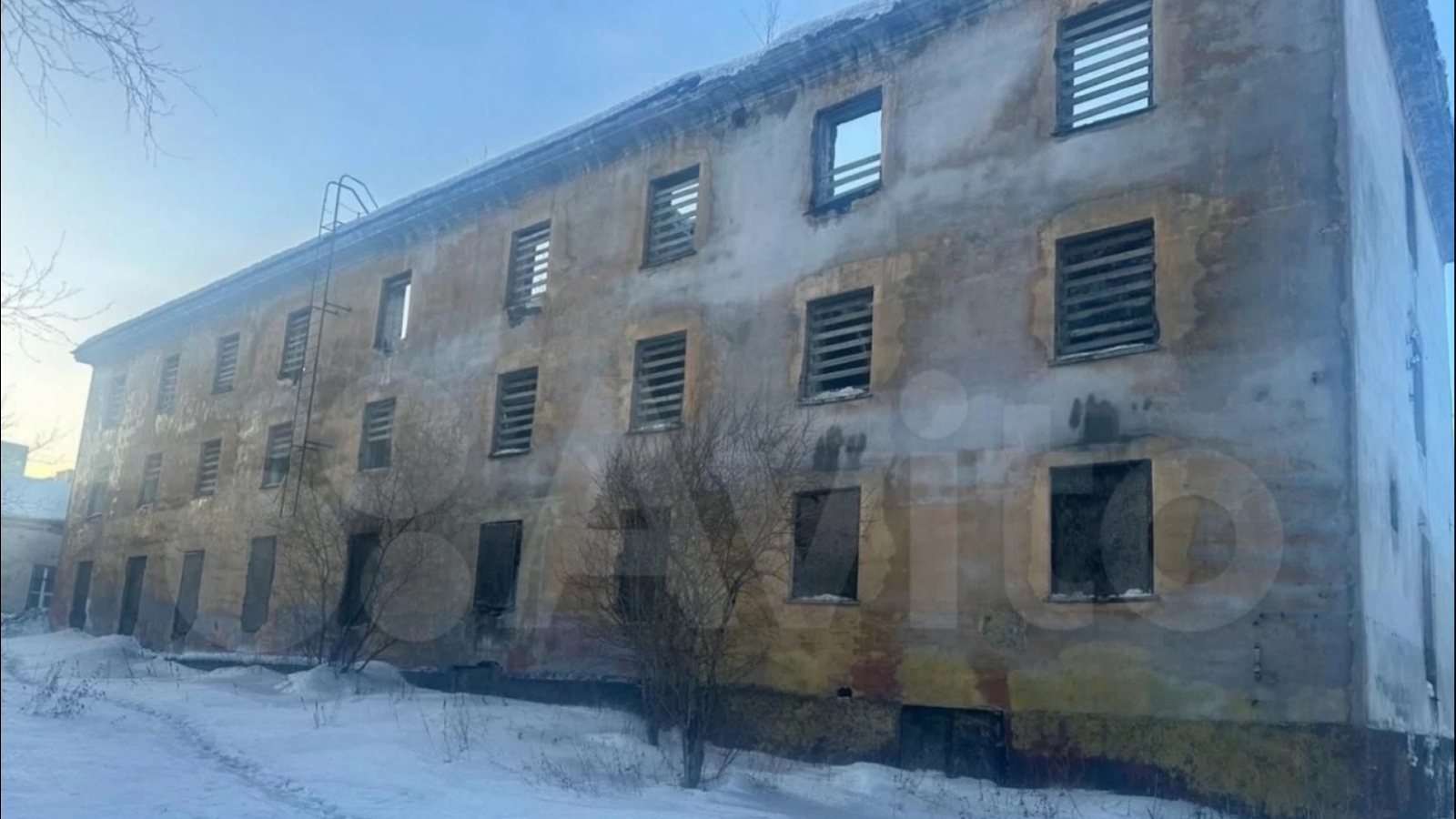 В Мурманске продают здание без крыши и отопления за 31,5 млн рублей