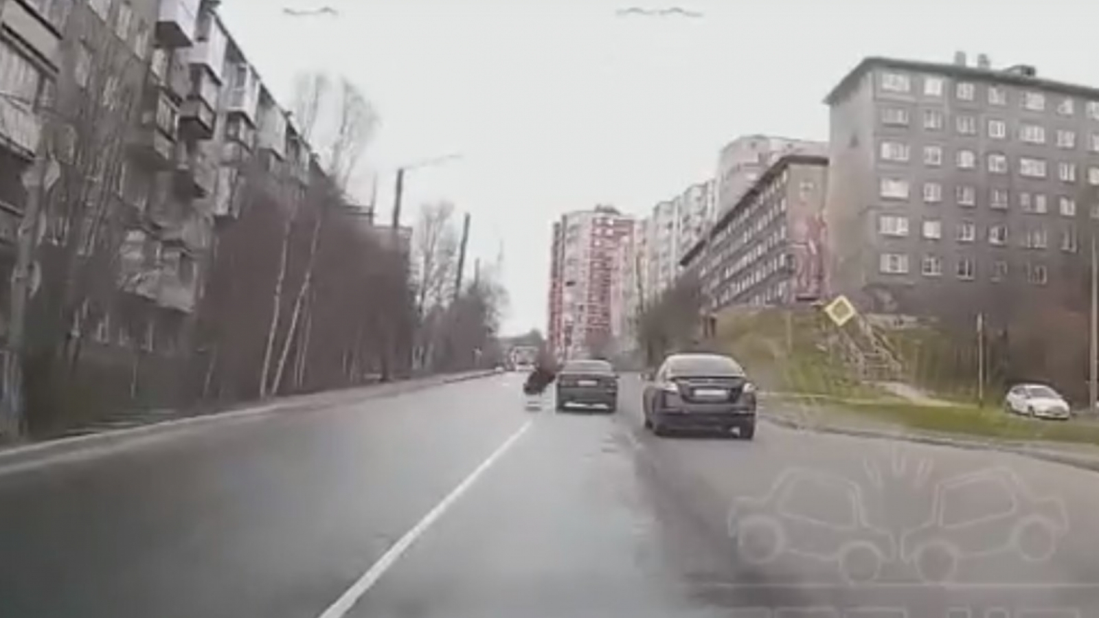 В Мурманске у автомобиля на ходу отлетел капот [видео]
