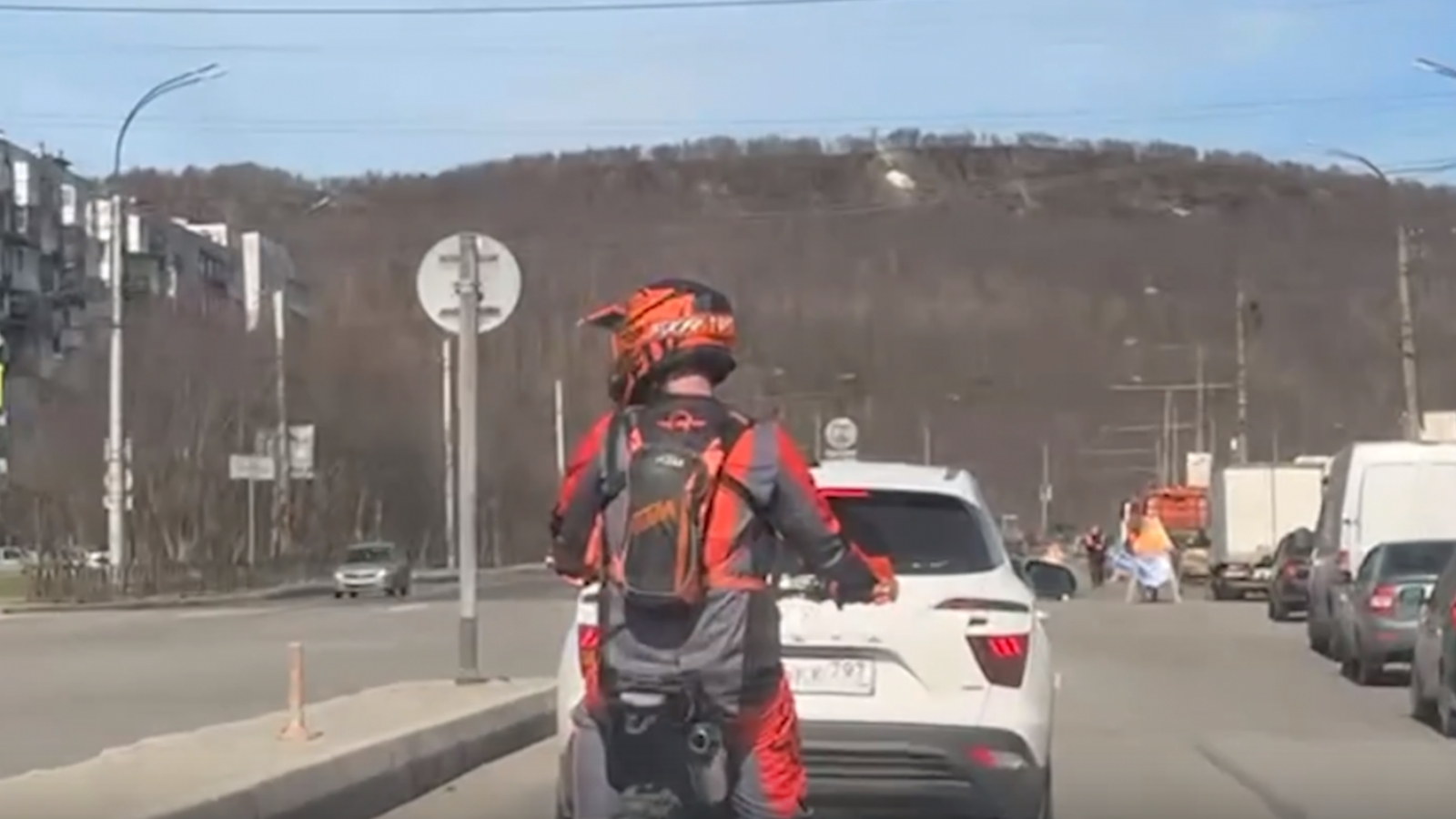 Пытавшегося уйти от погони мотоциклиста задержали в Мурманске [видео]
