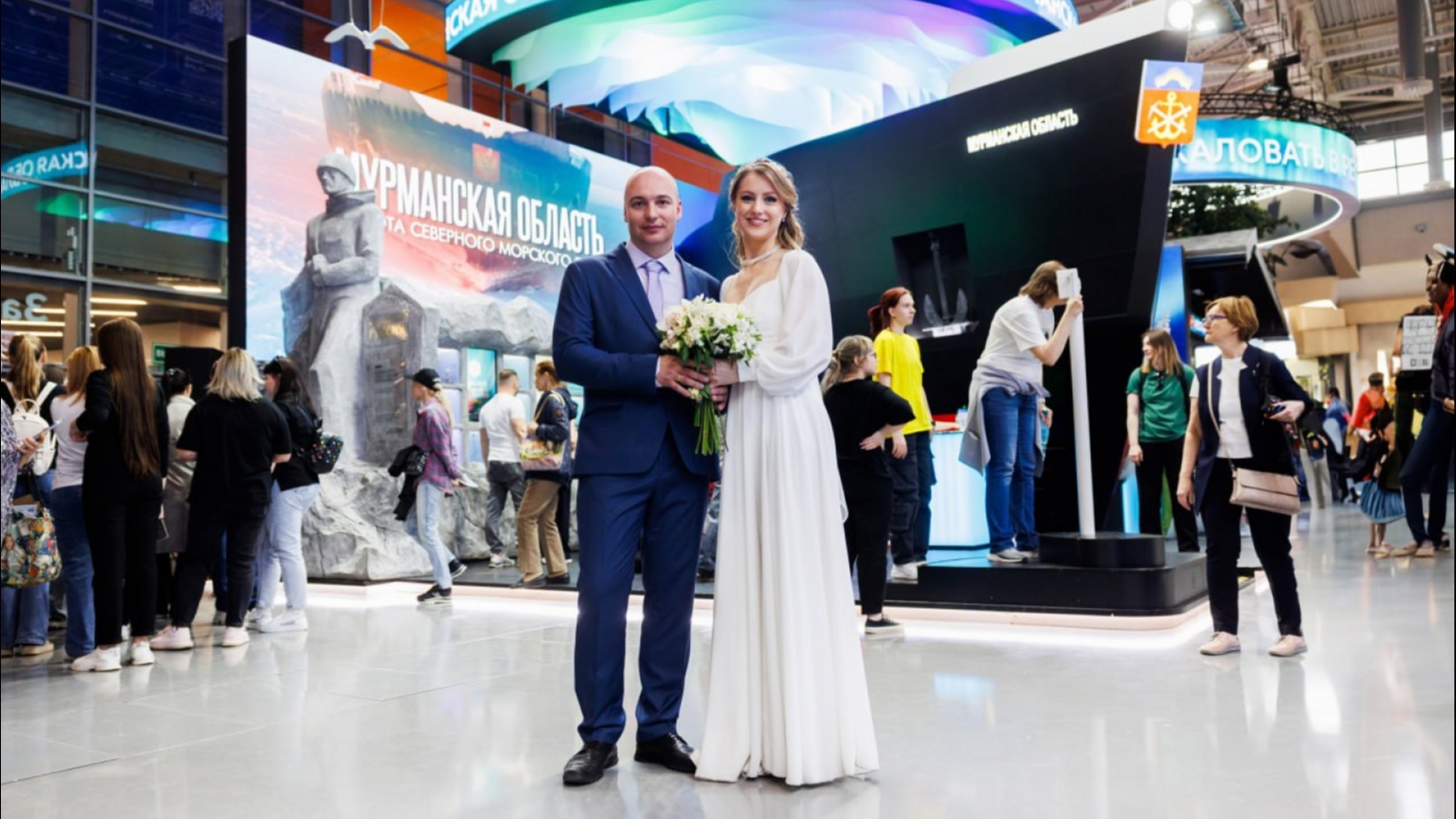 Пара из Никеля сыграла свадьбу на выставке в Москве