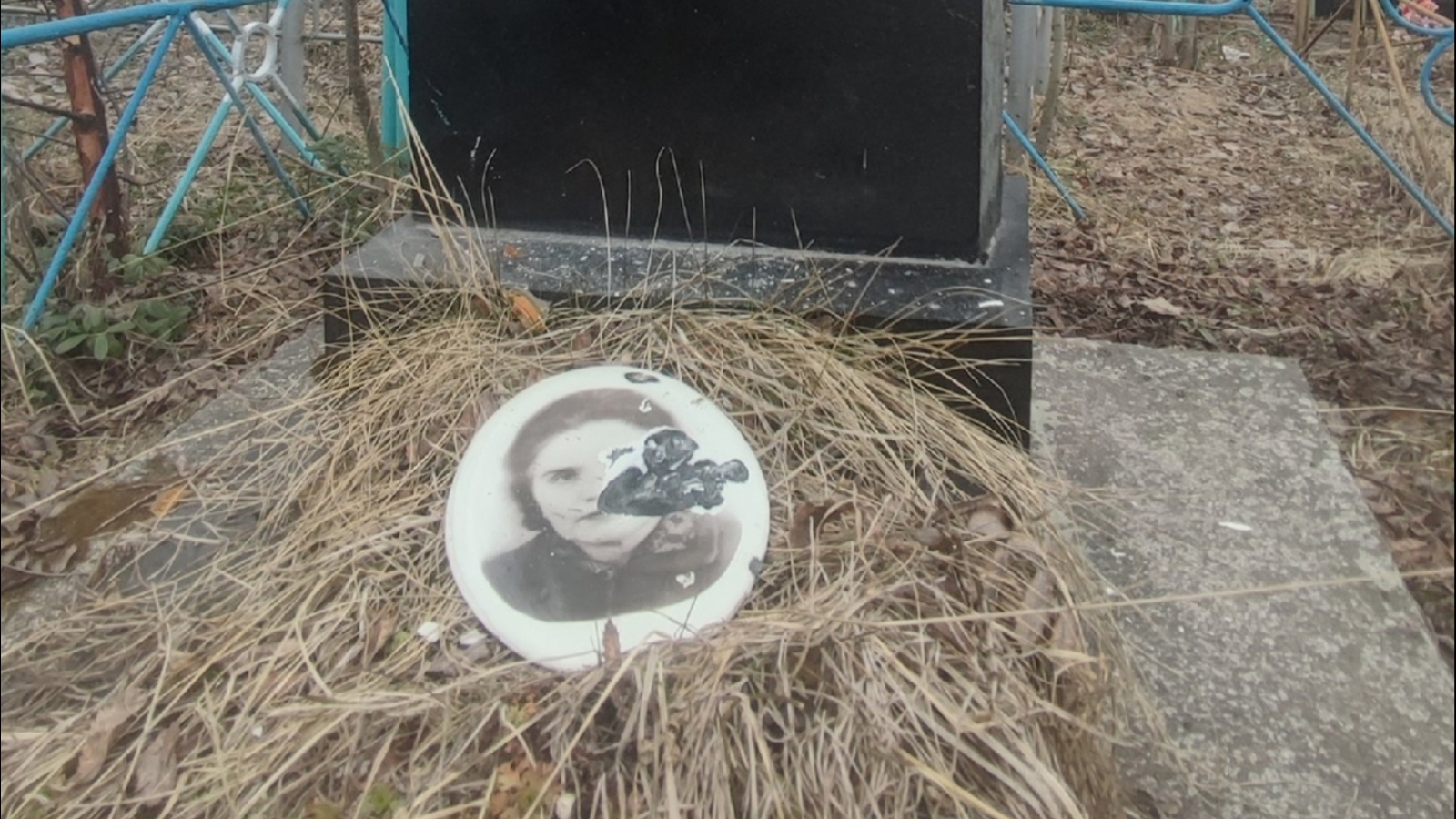 Вандалы повредили надгробия на кладбище в Коле 