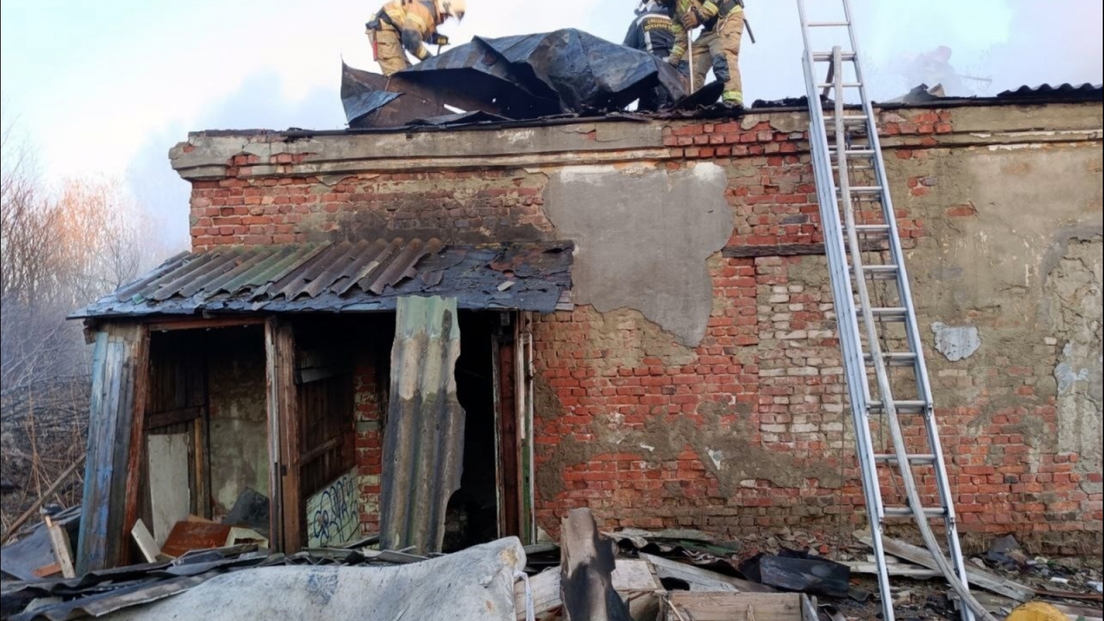 Спасатели потушили пожар в пустующей постройке в Сафоново