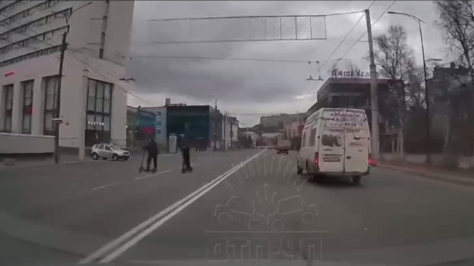 В центре Мурманска самокатчики опасно гоняют по дороге [видео]