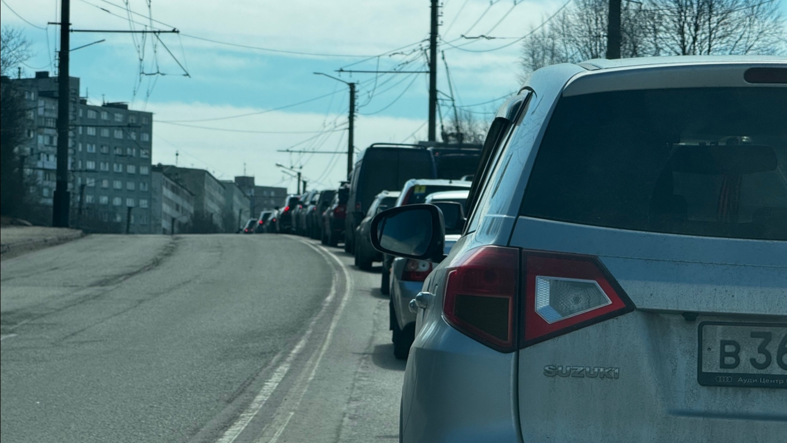 Водители встали в длинную пробку в Мурманске