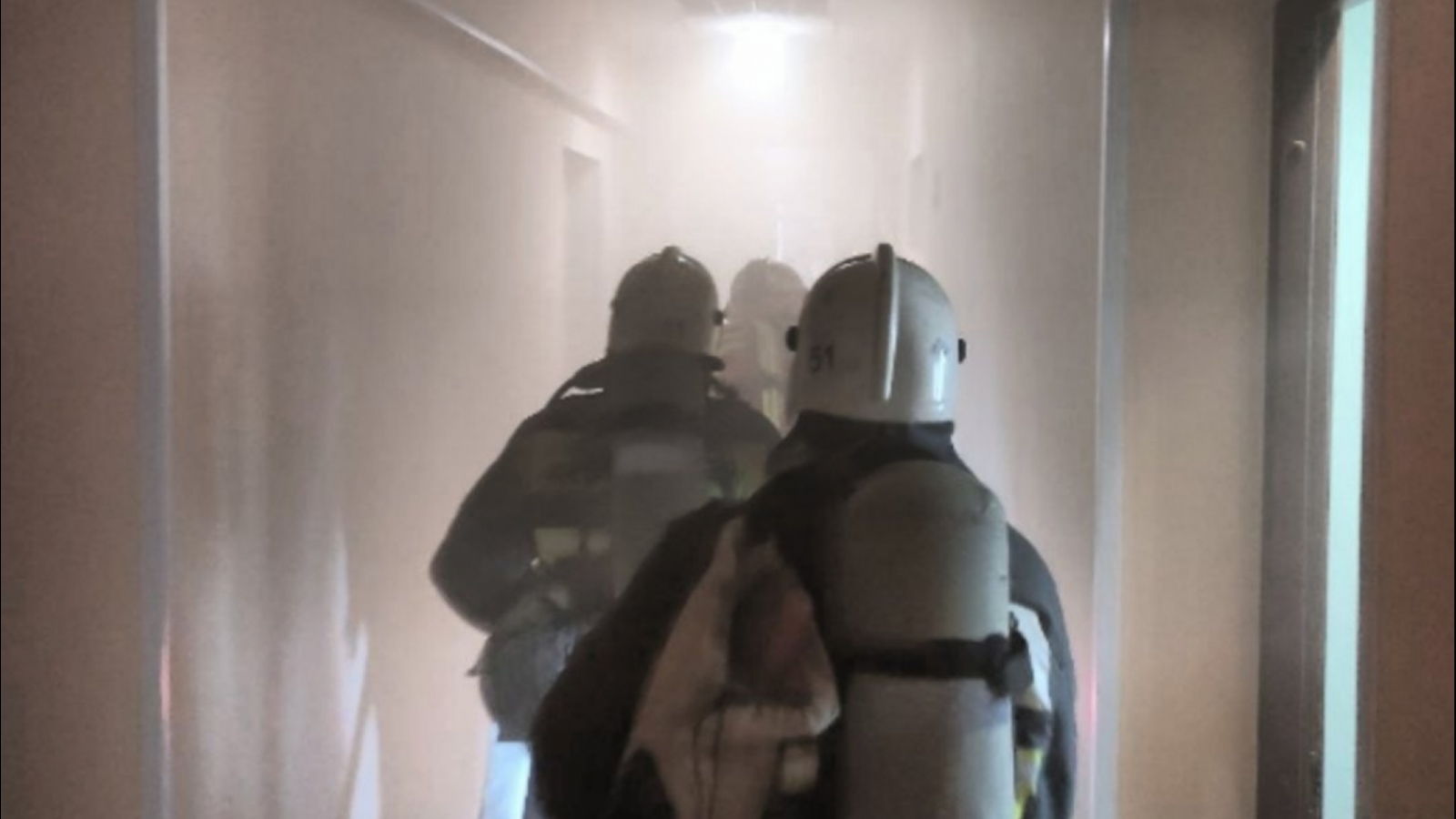 Семь спасателей тушили пожар в пятиэтажке Заполярного