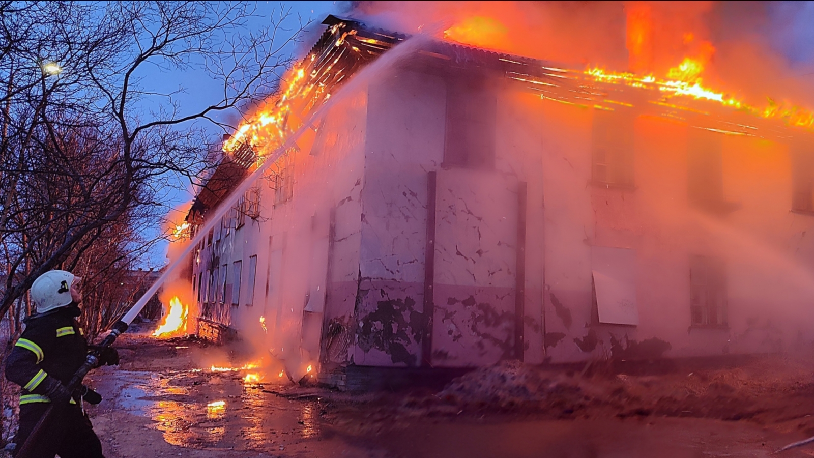 Шесть спасателей тушили пожар в нежилом доме Никеля