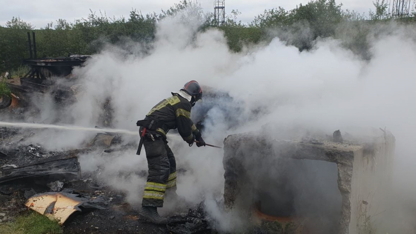 Пожар в гаражном кооперативе Мурманска тушили 7 человек | 07.06.2024 |  Мурманск - БезФормата