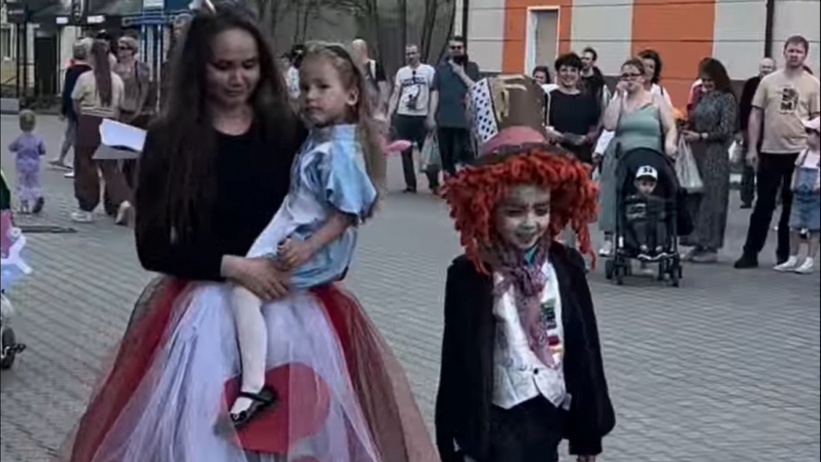 В Ковдоре прошёл костюмированный парад [видео]