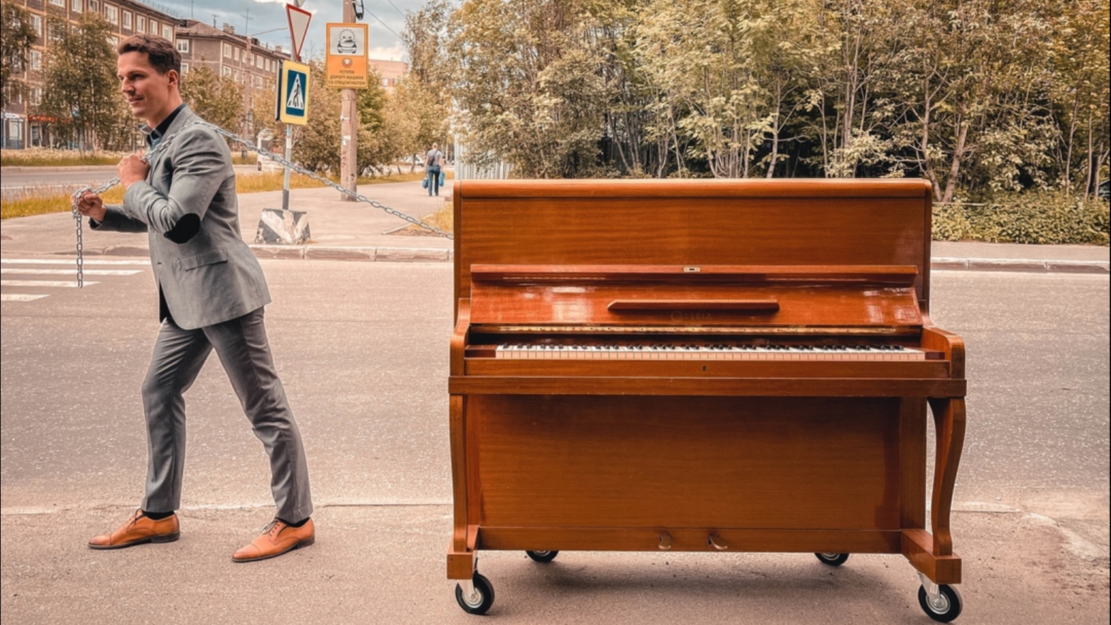 Мурманский музыкант открыл сезон «уличных пианин»