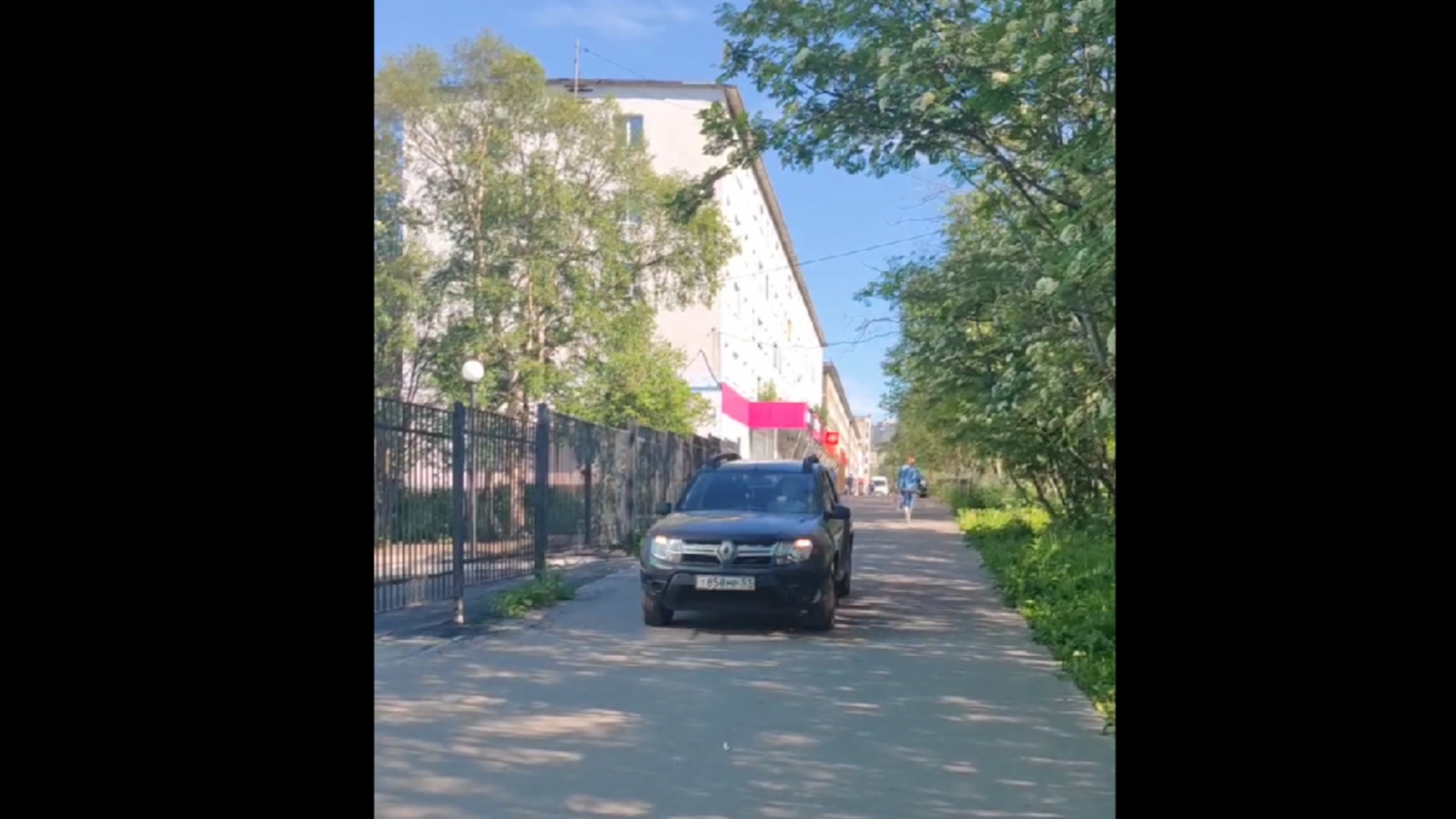 В Мурманске в пешеходной зоне ехал Opel [видео]