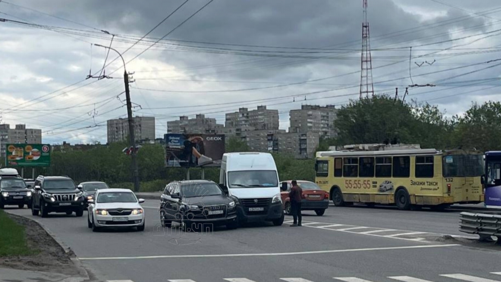 Авария на Кольском в Мурманске затруднила движение транспорта