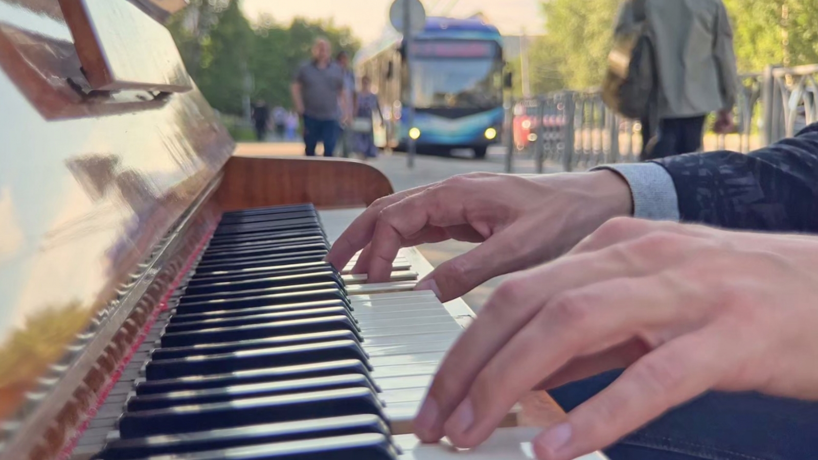 Звуки музыки: В Мурманске можно услышать уличного пианиста [видео]