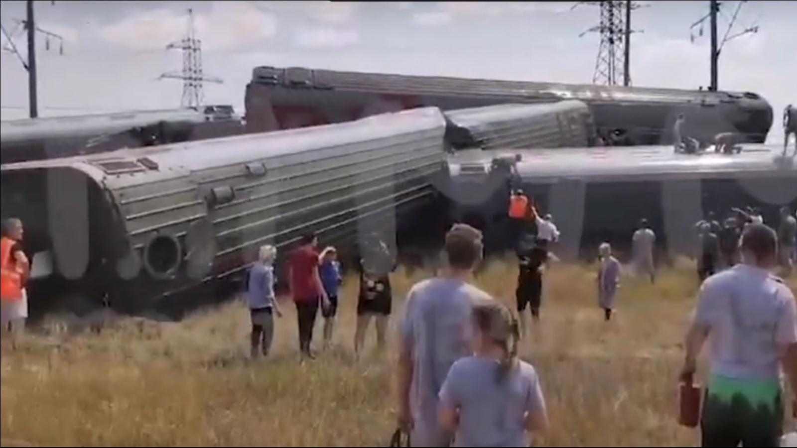 Пассажирский поезд сошел с рельсов в российском регионе [видео]