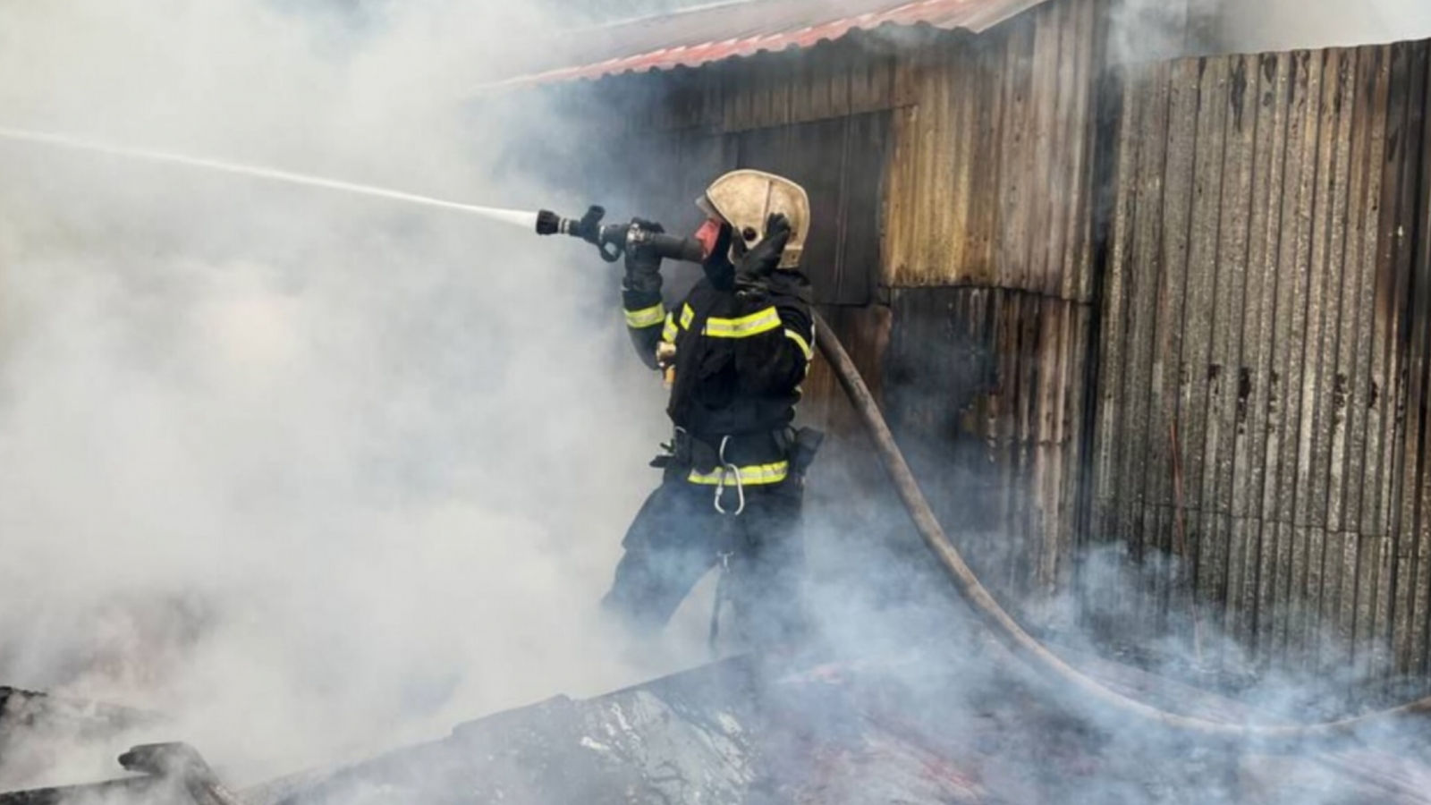Семь пожарных тушили гараж в Мурманске